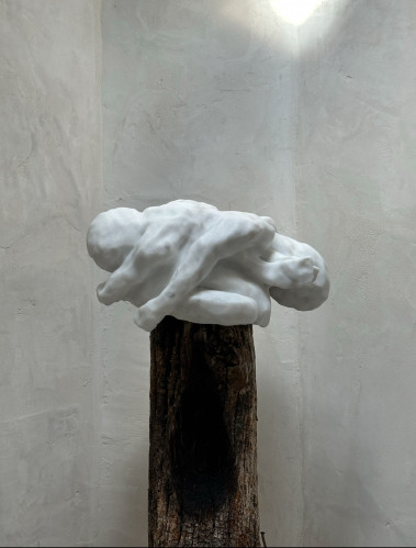 Eva Claessens L’Amant 2025 marble sculpture of two intertwined figures atop rustic wooden pedestal